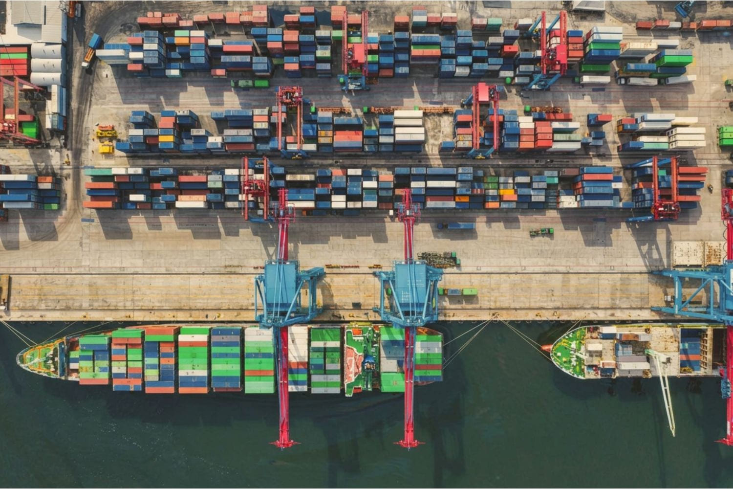 Vista aerea di porto e container per rappresentare climate risk governance e resilienza della supply chain