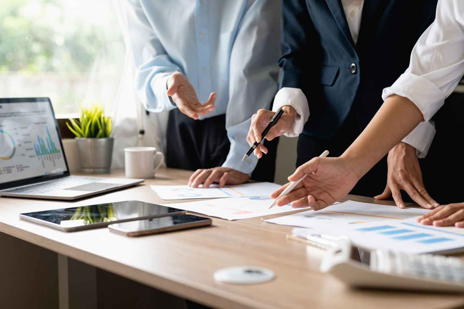 Mani e documenti in una riunione executive su governance ESG e decisioni operative